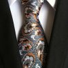 Pánska kravata s prepracovaným sivo-pomarančovým vzorom
