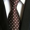 Pánska kravata v hnedej farbe s luxusným bielym vzorom