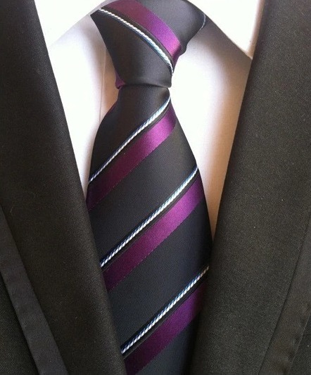 Pánska kravata v čiernej farbe s fialovými a bielymi pásikmi