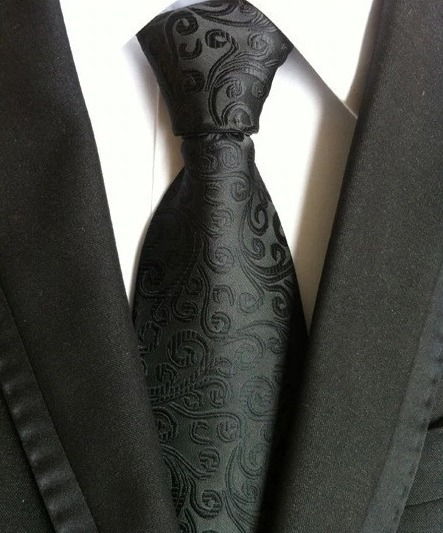 Pánska kravata v čiernej farbe s jemným reliéfnym vzorom