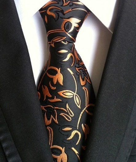 Pánska kravata v čiernej farbe s pomarančovo-zlatým vzorom