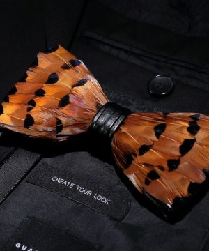 Luxusný pánsky motýlik z vtáčích pierok, pomarančovo-čierny vzor