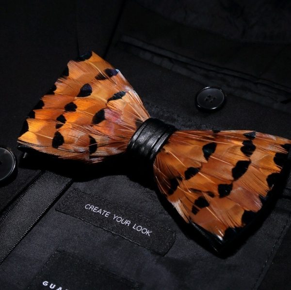 Luxusný pánsky motýlik z vtáčích pierok, pomarančovo-čierny vzor