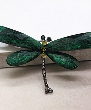 Prepracovaná brošňa v tvare vážky v niekoľkých farbách
