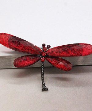 Prepracovaná brošňa v tvare vážky v niekoľkých farbách