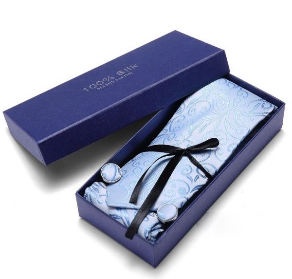 Pánsky darčekový set - kravata + manžety + vreckovka so svetlo-modrým vzorom