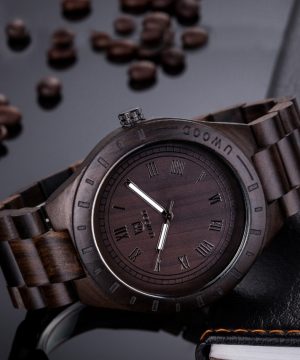 Prepracované drevené pánske hodinky z tmavého dreva