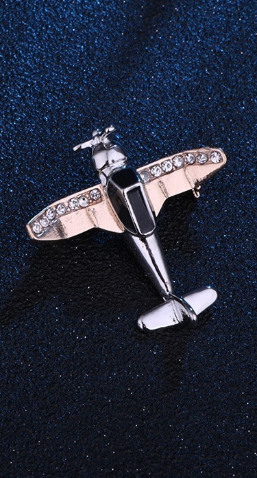 Luxusná brošňa v tvare malého lietadielka s kryštálikmi