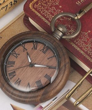 Kvalitné drevené vreckové hodinky s vintage ciferníkom