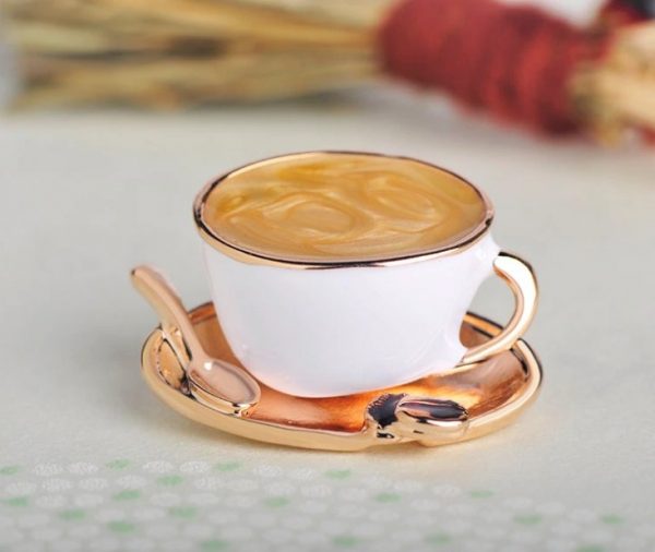 Prepracovaná smaltovaná brošňa v tvare šálky kávy