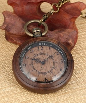 Prepracované drevené vreckové hodinky s historickým ciferníkom