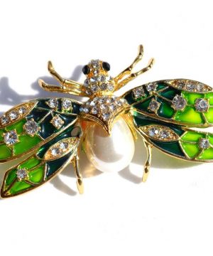 Smaltovaná brošňa na šaty s perlou v tvare letiaceho chrobáka
