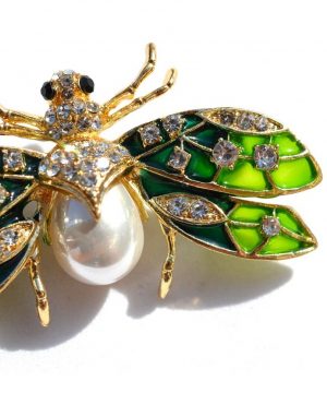 Smaltovaná brošňa na šaty s perlou v tvare letiaceho chrobáka