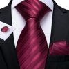 Pánska kravatová sada s gombíkmi a vreckovkou s vínovo-červenými pásikmi