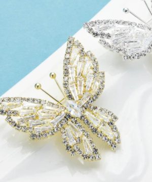 Brošňa na šaty a doplnky v tvare prepracovaného motýľa s kryštálikmi