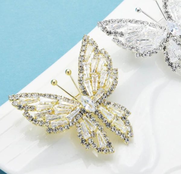 Brošňa na šaty a doplnky v tvare prepracovaného motýľa s kryštálikmi