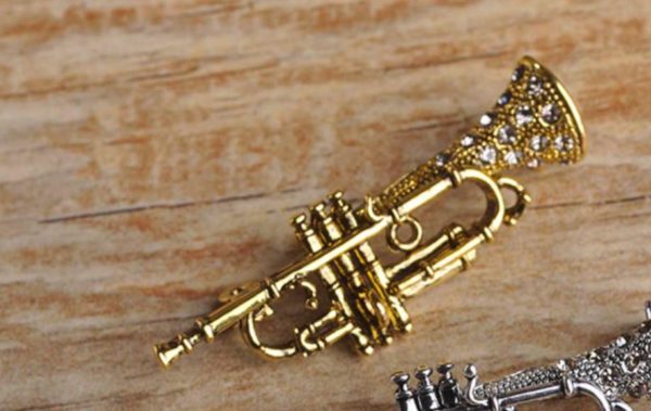 Luxusná brošňa na oblečenie v tvare prepracovaného saxofónu