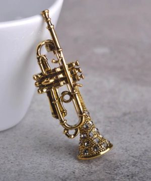 Luxusná brošňa na oblečenie v tvare prepracovaného saxofónu