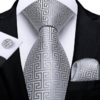 Prepracovaný set - kravata, manžety a vreckovka v sivom spracovaní