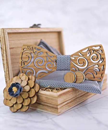 Vyrezávaný drevený motýlik vo farbách + vreckovka + manžety + brošňa