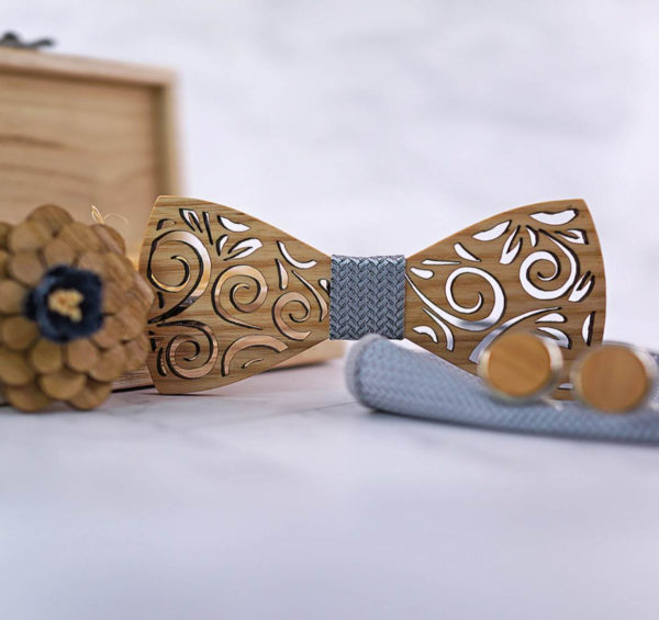 Vyrezávaný drevený motýlik vo farbách + vreckovka + manžety + brošňa