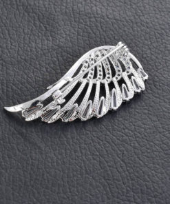 Štýlová brošňa v podobe strieborného krídla s kryštálikmi