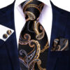 Pánska kravatová sada s vreckovkou a manžetami so zlatým ornamentom