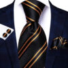 Pánska kravatová sada s vreckovkou a manžetami so zlatými pásikmi