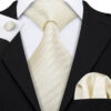 Pánsky kravatový set s krémovým vzorom s gombíkmi a vreckovkou