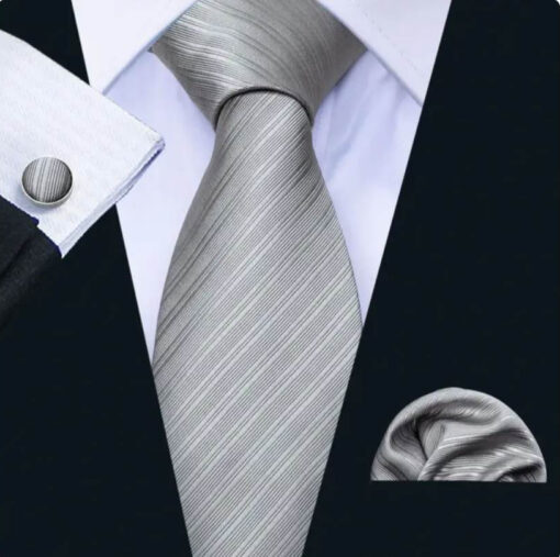 Pánsky kravatový set so sivými pásikmi s gombíkmi a vreckovkou