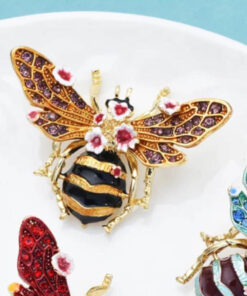 Prepracovaná brošňa v podobe zlatej včely